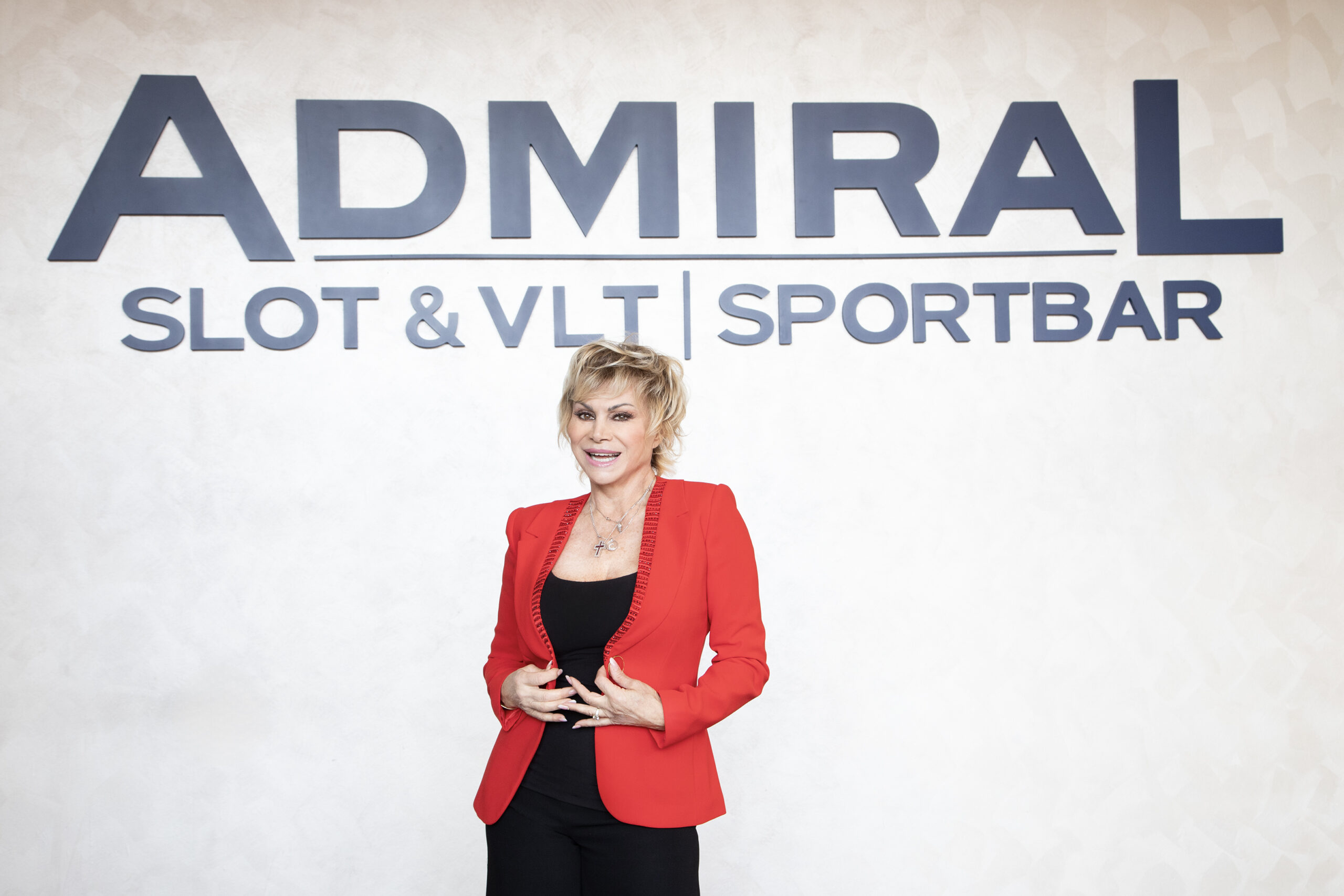 Un evento da ricordare ad Albenga: Carmen Russo incanta con il suo carisma