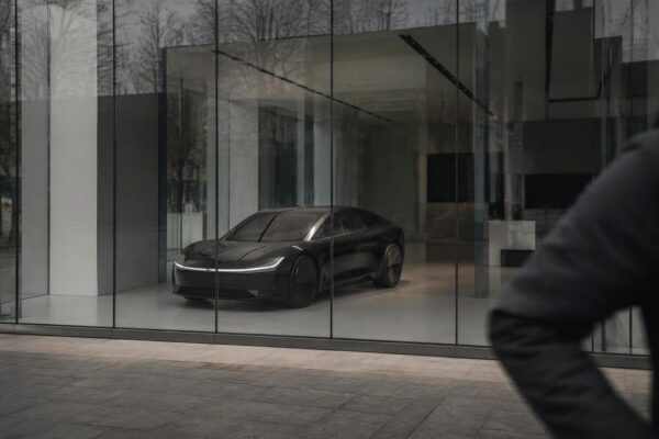 Cybercab di Tesla in mostra a Pechino e Shanghai, senza vendita