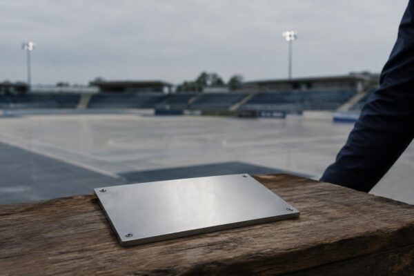Emanuele Rao riceve una targa dall'AGD Pisa alla Cetilar Arena
