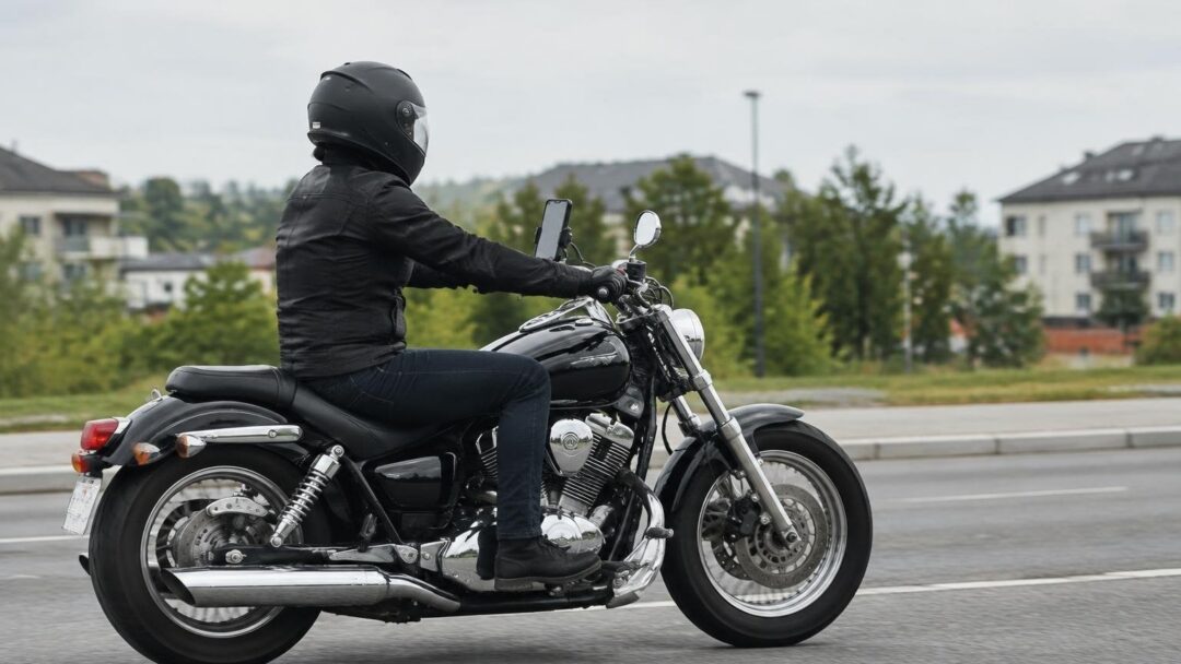 Porta smartphone magnetico LAMPA: praticità e protezione per la tua moto