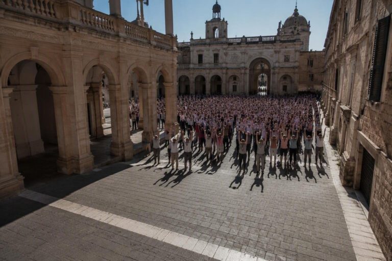 Flash mob in piazza Castello: Torino rende omaggio a Francesco Guccini