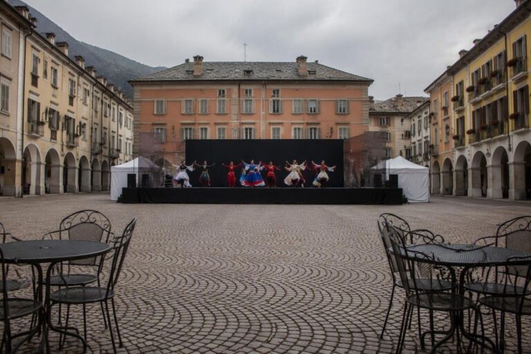 Il 59° Festival Internazionale del Folklore Castagna d’Oro a Susa: tradizione e cultura in Piazza della Repubblica