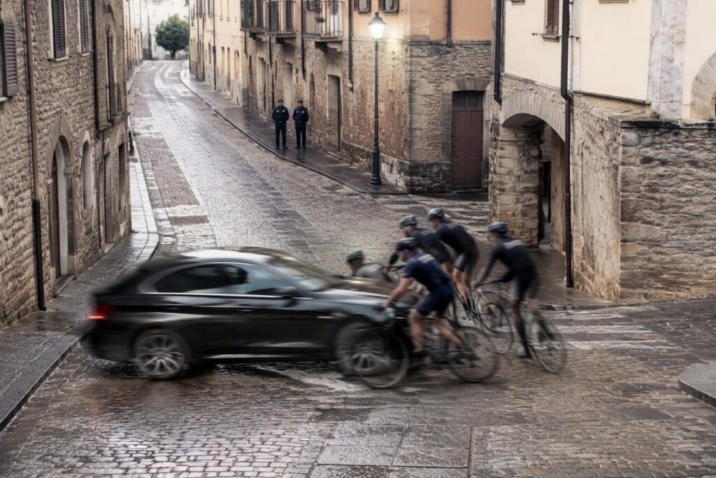 Lanzo Torinese: quattro ciclisti investiti da automobilista dopo diverbio