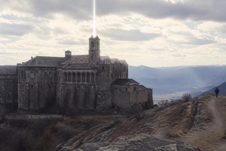 Spada di Luce alla Sacra di San Michele: un raggio di speranza nel cielo
