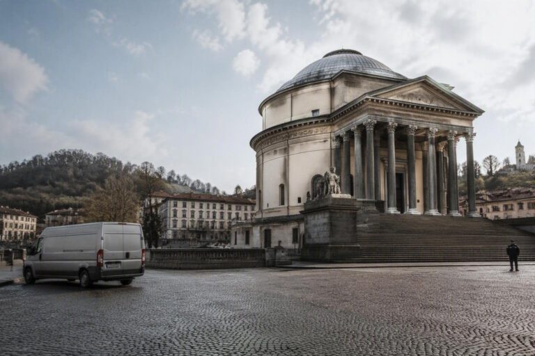 Torino: arrestato un 36enne per furto aggravato in piazza Gran Madre di Dio