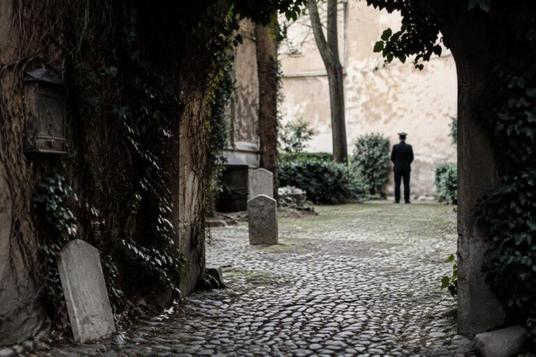 Corpo di un uomo sulla quarantina scoperto a via Fàa di Bruno