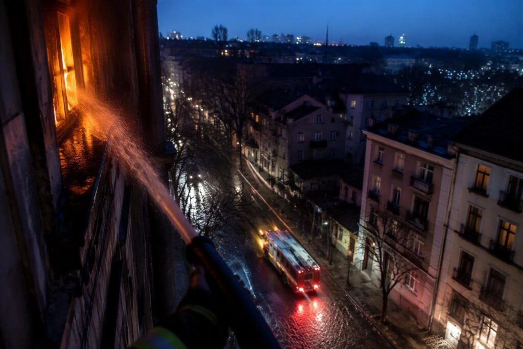 Incendio in via Canelli a Torino: cinque squadre dei vigili del fuoco in azione