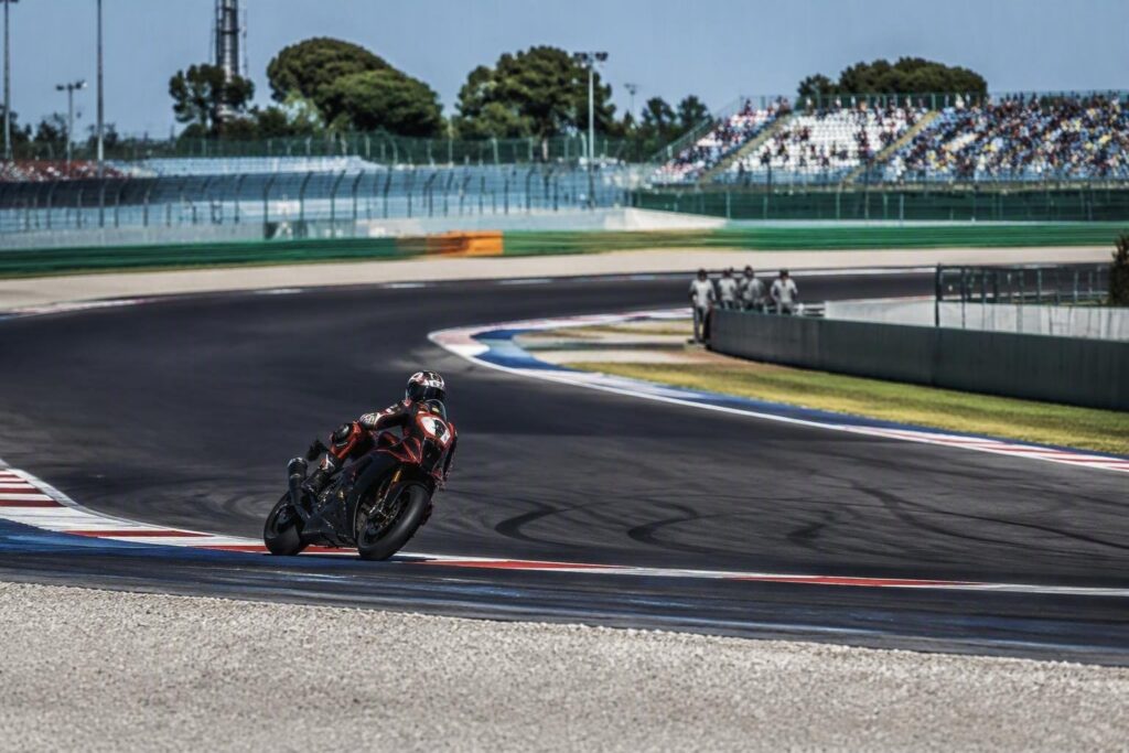 MotoGP San Marino: Marquez trionfa nella Sprint, Bezzecchi secondo