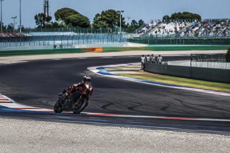 MotoGP San Marino: Marquez trionfa nella Sprint, Bezzecchi secondo