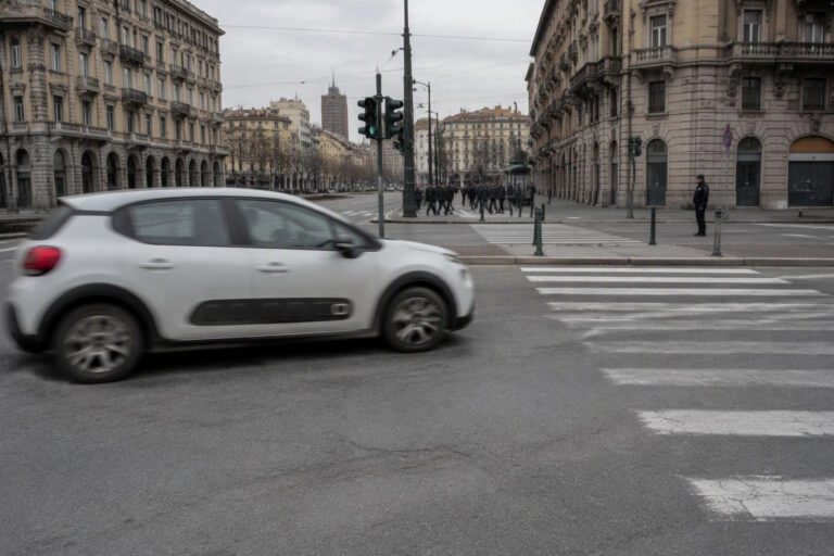 Pedone 68enne urtato da Citroën a Torino, ferito ma stabile