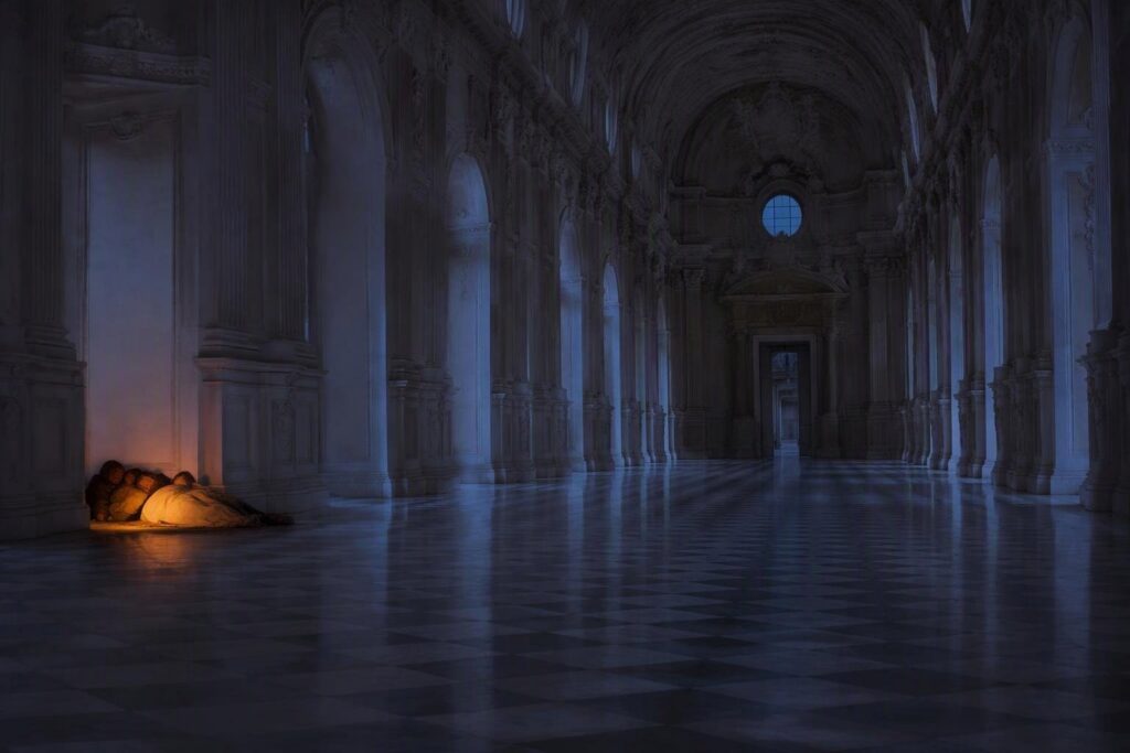 Bambini dormono nella Galleria Grande della Reggia di Venaria