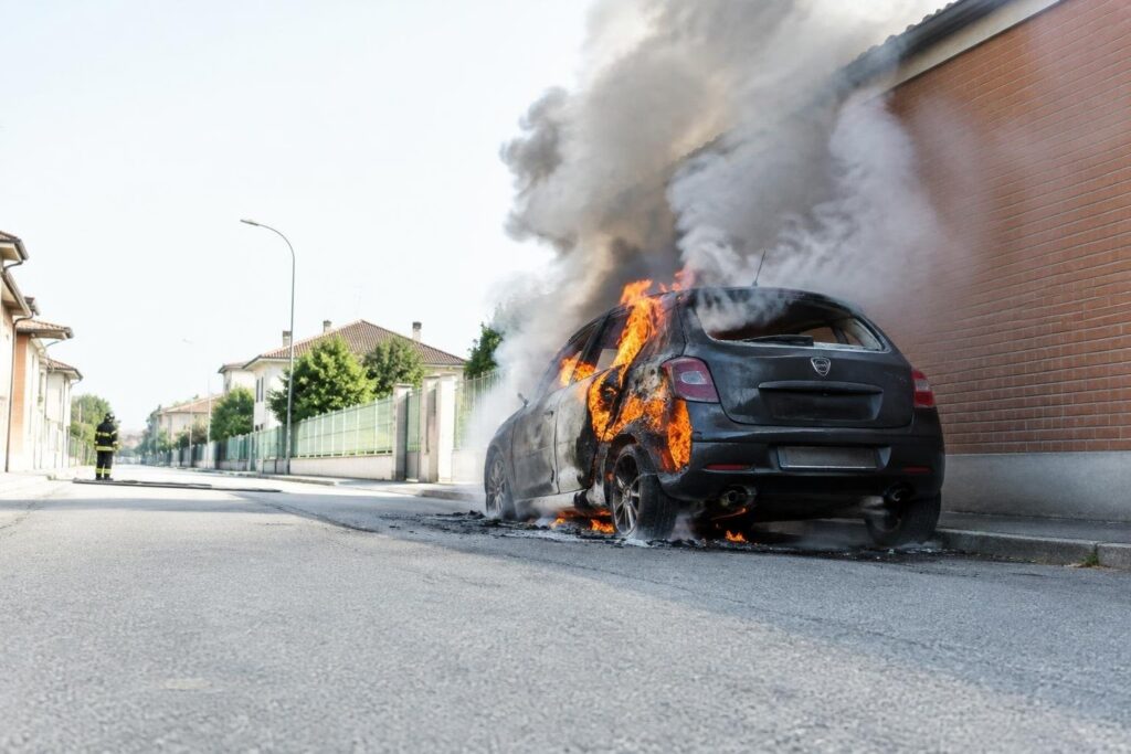 Lancia Ypsilon prende fuoco a Salassa: intervento dei Vigili del Fuoco