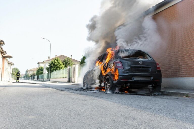 Lancia Ypsilon prende fuoco a Salassa: intervento dei Vigili del Fuoco