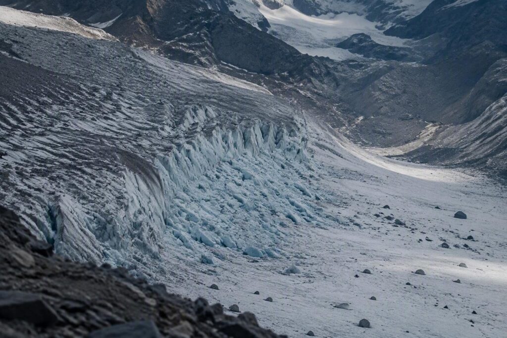 Crolli di ghiaccio in Alto Adige: Protezione civile allerta su pericoli e responsabilità