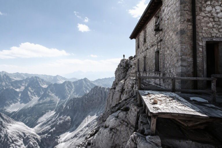 Dolomiti bellunesi: atti vandalici nei bivacchi di alta quota
