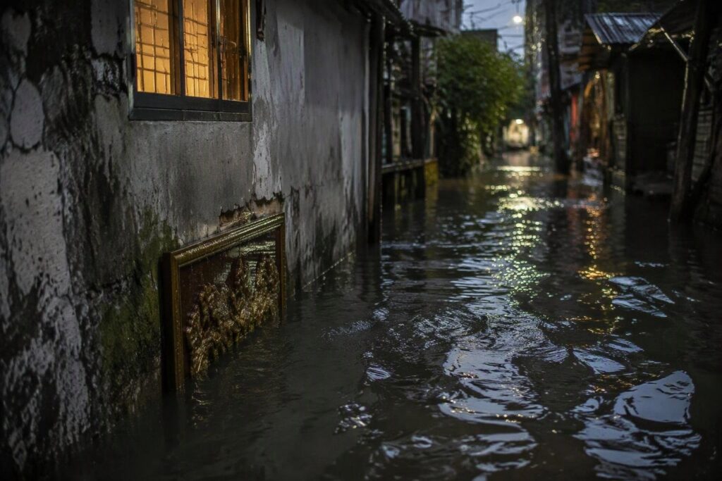 Alluvioni a Bangkok: 50 distretti sotto lo stato di calamità