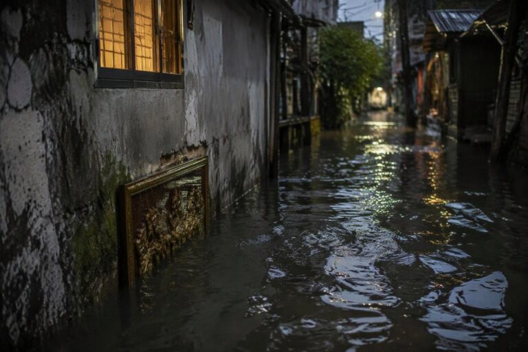Alluvioni a Bangkok: 50 distretti sotto lo stato di calamità