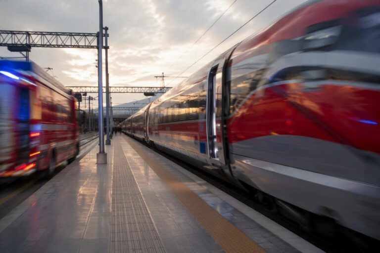Donna salvata dai vigili del fuoco dopo incidente con treno Frecciarossa a Bolzano