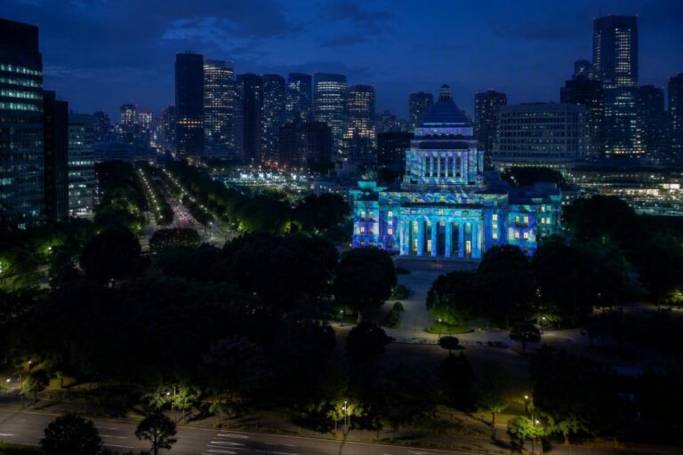 Projection mapping al Palazzo del Governo Metropolitano: l’evento che ha attratto 2.000 visitatori