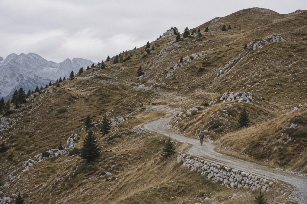 Sindrome compartimentale nelle salite del Trentino: cause, sintomi e prevenzione per corsa e ciclismo