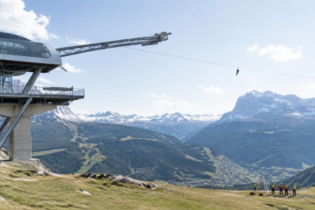 Pilota di parapendio resta appeso a una gru a Corvara