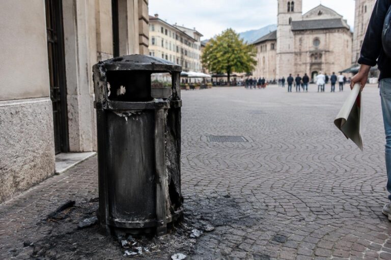 Studenti in piazza a Trento: cortei, vandalismi e verifiche delle forze dell’ordine