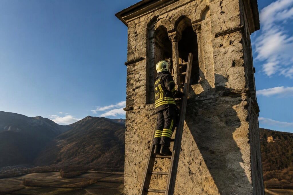 Vigili del fuoco a Tassullo salvano l’infisso del campanile