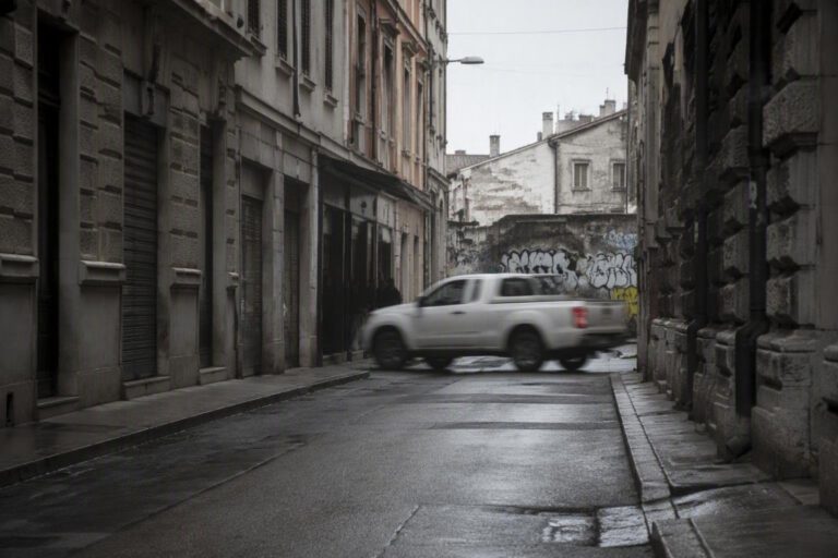 Agguato a Trieste: operai kosovari aggrediti con coltelli e spray al peperoncino