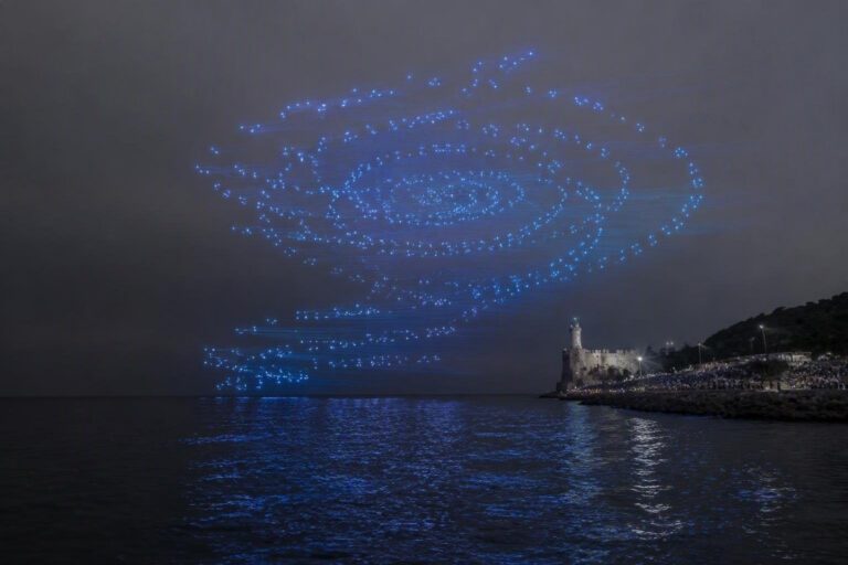 Mille droni luminosi sul mare: Trieste celebra l’estate con uno show innovativo