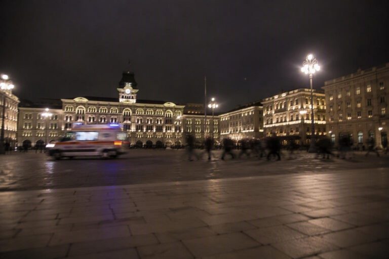 Rissa e accoltellamento a Trieste: un giovane ferito in piazza Unità