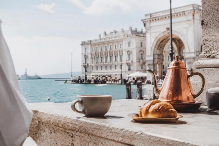 Trieste, città di confine: tre itinerari tra arte, mare e caffè storici
