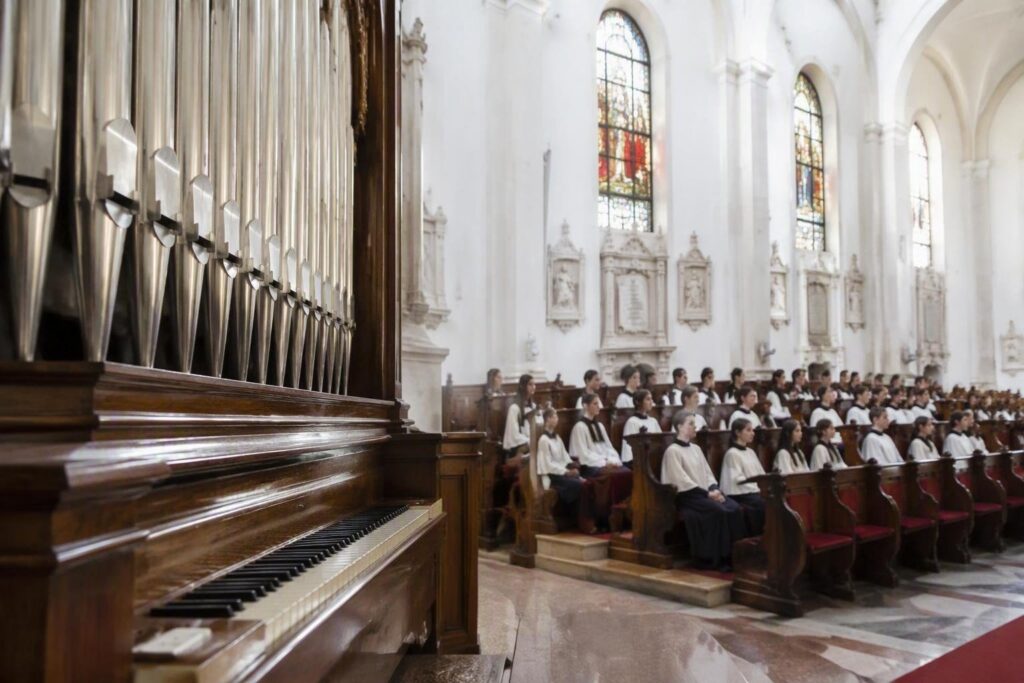 Ensemble del Coro della Fondazione Cardinale Bartolucci in concerto a Sgonico