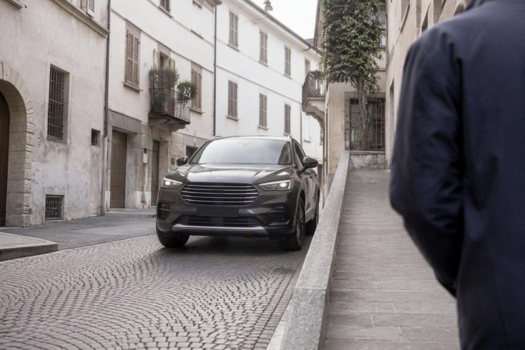 Honda HR-V sfugge al sedicenne, investe il padre in via Vaglieri