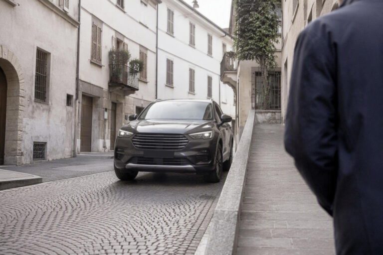 Honda HR-V sfugge al sedicenne, investe il padre in via Vaglieri