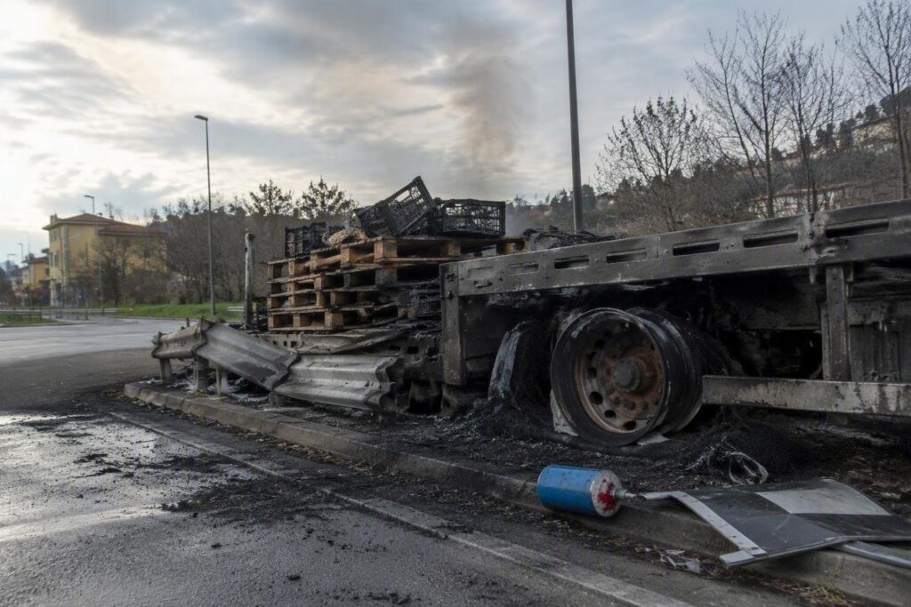 Incendio di un camion a Trieste: autista intossicato dal fumo