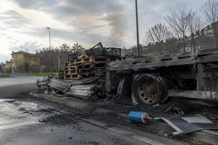 Incendio di un camion a Trieste: autista intossicato dal fumo