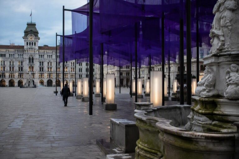 La Foresta Viola dei ricordi torna in piazza della Borsa a Trieste