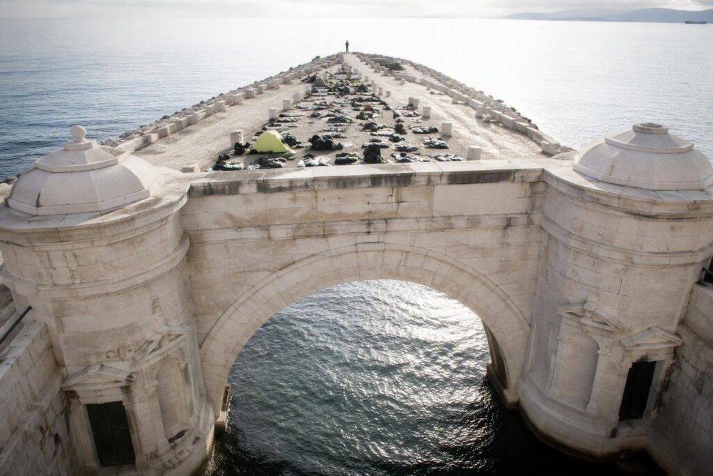Migranti a Trieste: la situazione al Porto Vecchio e le critiche del sindaco