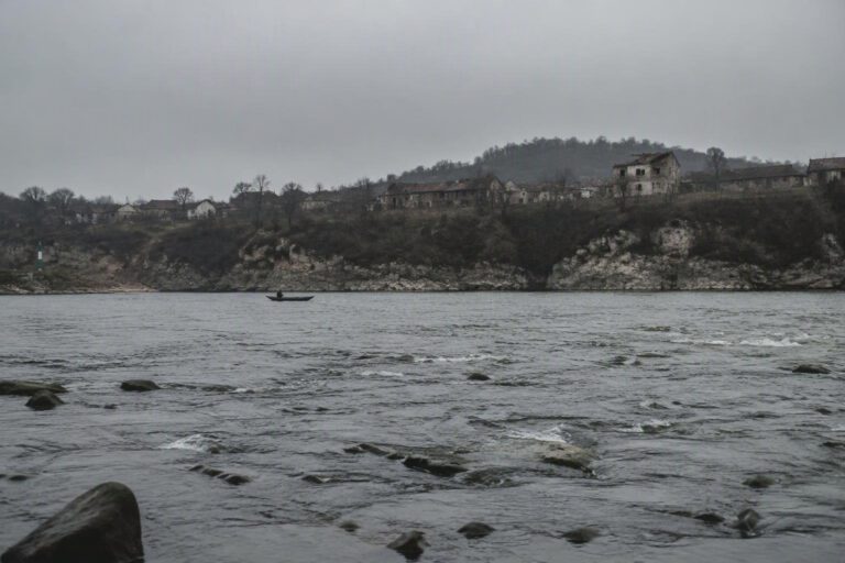 Tragedia al confine: cinque migranti perdono la vita nel fiume Kupa