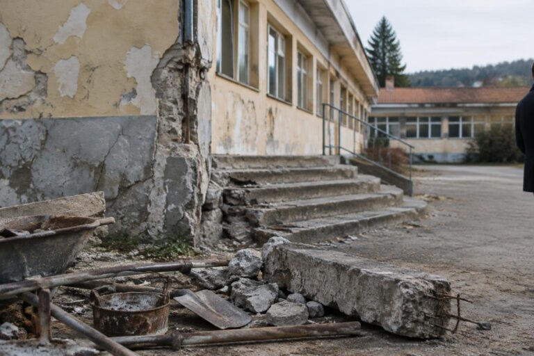 Corruzione a Castelreggio e degrado nella scuola Pascoli