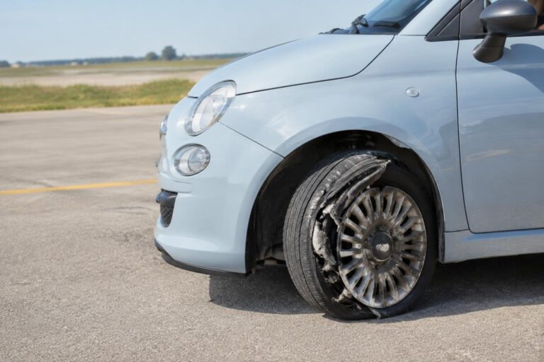 Donna guida Fiat 500 su cerchione distrutto, pensa di essere a Trieste