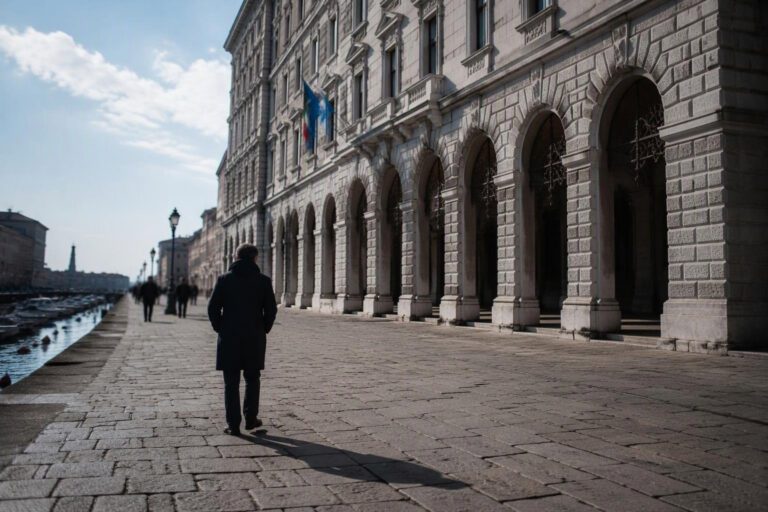 Foglio di via a un ossessivo di Fedriga: divieto d’accesso a Trieste