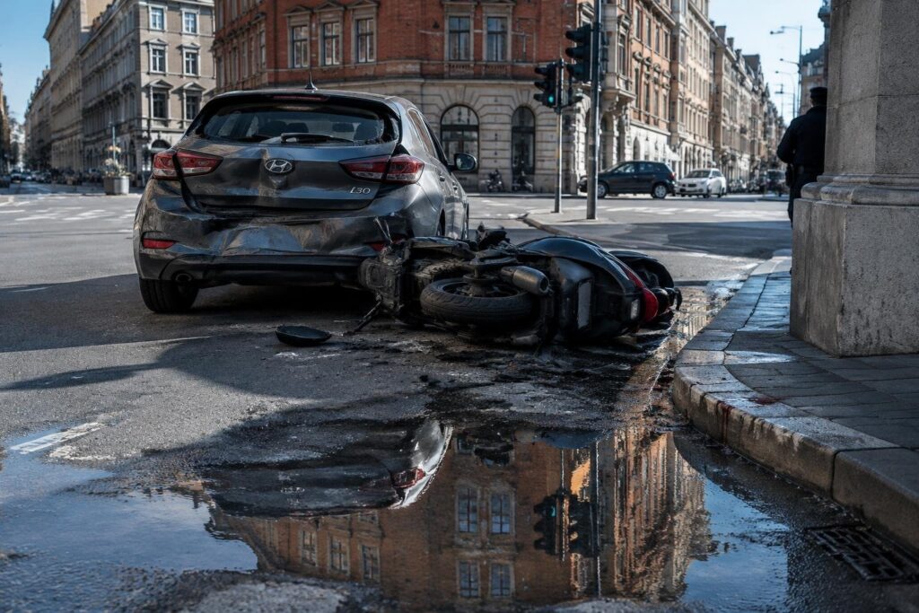 Scontro tra Hyundai i30 e scooter a Trieste: feriti e chiusura della via