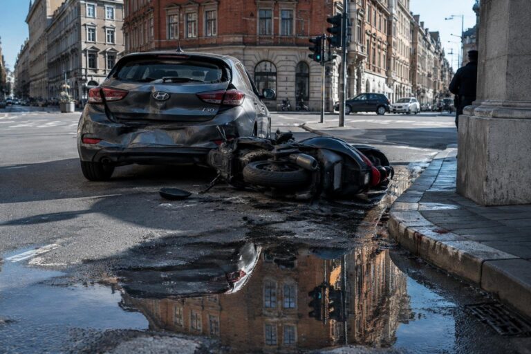 Scontro tra Hyundai i30 e scooter a Trieste: feriti e chiusura della via