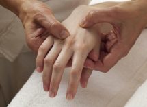 formicolio mani e piedi: le cause
