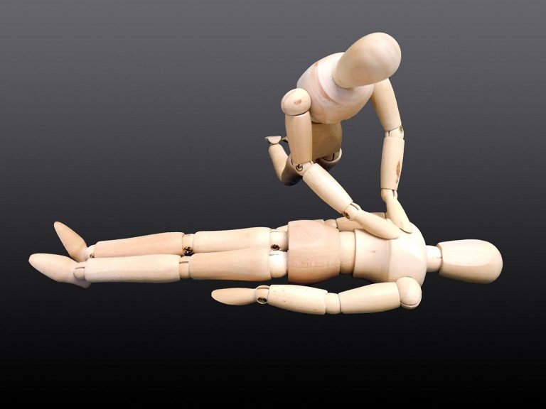 come eseguire un corretto massaggio cardiaco