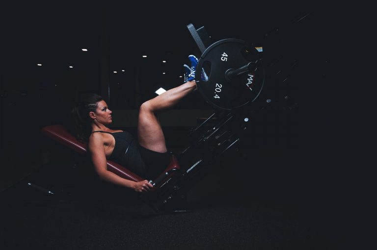 esercizi gambe glutei pesi