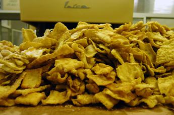 a carnevale poche chiacchiere o frappe quattro caloriche come un piatto di pasta 2