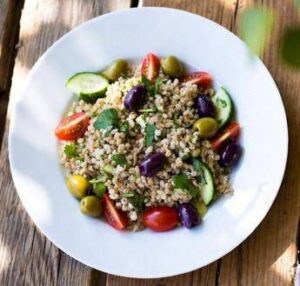la salute nel piatto insalata di farro con olive e prosciutto pranzo top il consiglio del nutrizionista 2