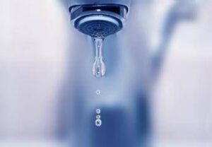 salute lesperto bere acqua fa bene anche ai denti e al sorriso 2